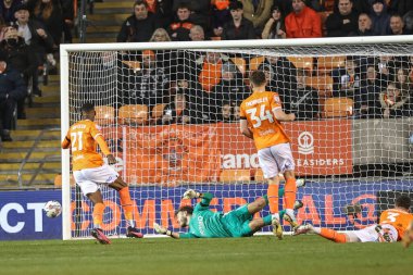 Blackpool 'dan Chris Maxwell, Blackpool' a karşı Blackpool Şampiyonası maçında 1 Ocak 202 'de Bloomfield Road, Blackpool' da kurtarıyor.