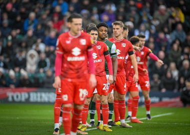 Plymouth Argyle forvet Niall Ennis (11) Milton Keynes Dons 'un duvarında, Sky Bet 1 karşılaşmasında Plymouth Argyle, Home Park, Plymouth, Birleşik Krallık' ta MK Dons 'a karşı, 1 Ocak 202