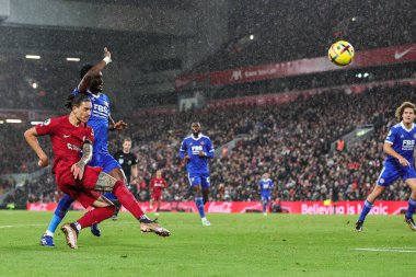 Liverpool 'dan Darwin Nez # 27 gol atıyor ama 30 Aralık 2022' de İngiltere 'nin Liverpool kentinde oynanan Premier League maçı sırasında barın üzerinden geçiyor.