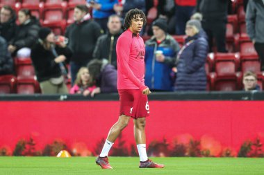 Liverpool 'dan Trent Alexander-Arnold 30 Aralık 202' de İngiltere 'nin Liverpool kentinde oynanan Premier League maçı öncesinde ısınma turunda geriliyor.