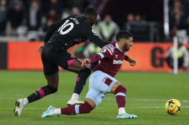 Brentford 'dan Josh Dasilva, 30 Aralık 2022' de Londra Stadyumu 'nda oynanan Premier League maçında West Ham United ve Brentford' un 22.