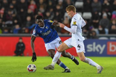Swansea City 'den Jay Fulton # 4, Watford Sky Bet Şampiyonası' nda Ismala Sarr # 23 'ün baskısı altında Swansea City - Watford Swansea.com Stadyumu, Swansea, Birleşik Krallık, 30 Aralık 2022