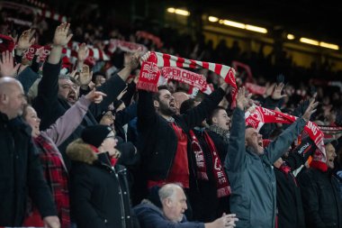 Premier Lig maçı sırasında Nottingham Forest Chelsea 'ye karşı City Ground, Nottingham, İngiltere 1 Ocak 202' de Forest taraftarları çatıyı yükseltti.