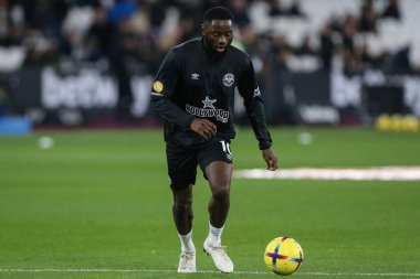 30 Aralık 202 'de Londra Stadyumu' nda oynanan Premier League karşılaşması öncesinde Josh Dasilva # 10 numara Brentford Premier League karşılaşmasında ısındı.