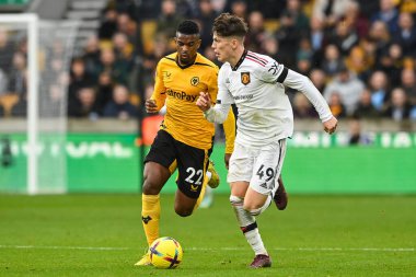 Manchester United 'ın 49 numaralı oyuncusu Alejandro Garnacho, 31 Aralık 202' de Molineux, Wolverhampton, Birleşik Krallık 'ta oynanan Premier Lig karşılaşmasında topa vuruyor.