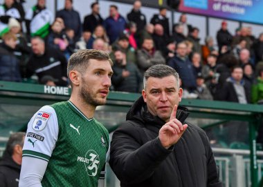 Plymouth Argyle teknik direktörü Steven Schumacher ve Plymouth Argyle orta saha oyuncusu Danny Mayor (10), Sky Bet League 1 karşılaşmasında Plymouth Argyle, Home Park, Plymouth, İngiltere 'de MK Dons' a karşı, 1 Ocak 202
