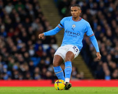 Manchester City 'den Manuel Akanji maç sırasında pas veriyor Premier League maçı Manchester City Everton' a karşı Etihad Stadyumu, Manchester, Birleşik Krallık, 31 Aralık 202