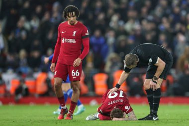 Hakem, Liverpool 19 numaralı Harvey Elliott 'u Premier Lig maçı sırasında Liverpool' a karşı Anfield, Liverpool, İngiltere 'de 30 Aralık 202' de sahada kontrol ediyor.