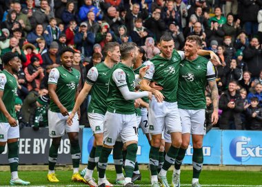 GoAL Plymouth Argyle defans oyuncusu James Wilson (5), Plymouth Argyle defans oyuncusu Dan Scarr (6) ve Plymouth Argyle orta saha oyuncusu Danny Mayor (10) ile Home Park 1 maçında Plymouth Argyle 'ın MK Dons' a karşı oynadığı maçı 1-0 kazanmasını kutluyor.