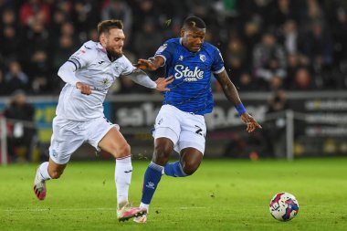 Watford 'dan Samuel Kalu # 28 Sky Bet Şampiyonası' nda Matt Grimes # 8 'in baskısı altında Swansea City - Watford Swansea.com Stadyumu, Swansea, Birleşik Krallık, 30 Aralık 202