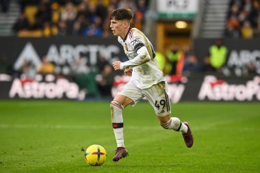 Manchester United 'ın 49 numaralı oyuncusu Alejandro Garnacho, 31 Aralık 202' de Molineux, Wolverhampton, Birleşik Krallık 'ta oynanan Premier Lig karşılaşmasında topa vuruyor.