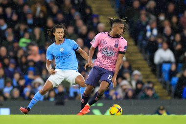 Manchester City, Etihad Stadyumu 'nda Manchester Everton' a karşı 31 Aralık 202 'de oynanan Premier Lig maçında Nathan Ake # 6' nın izlediği topu Everton 'dan Everton 17 numaralı Alex Iwobi kontrol ediyor.