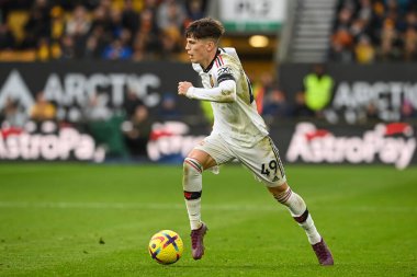 Manchester United 'ın 49 numaralı oyuncusu Alejandro Garnacho, 31 Aralık 202' de Molineux, Wolverhampton, Birleşik Krallık 'ta oynanan Premier Lig karşılaşmasında topa vuruyor.