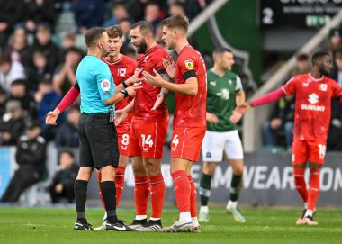 Milton Keynes Dons orta saha oyuncusu Bradley Johnson (14), 1 Ocak 202 'de Home Park, Plymouth, İngiltere' de oynanan Sky Bet Lig 1 karşılaşmasında resmi başvuruda bulundu.