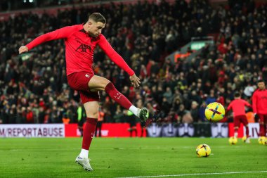 Liverpool 'dan Jordan Henderson 30 Aralık 202' de İngiltere 'nin Liverpool kentinde oynanan Liverpool-Leicester maçı öncesinde maç öncesi ısınma maçında golü atıyor.