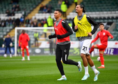 Plymouth Argyle forvet Morgan Whittaker (19) ve Plymouth Argyle defans oyuncusu Nigel Lonwijk (21) Sky Bet 1 karşılaşmasında ısındılar Plymouth Argyle MK Dons 'a karşı Home Park, Plymouth, İngiltere, 1 Ocak 202