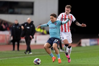Stoke City 'den Josh Tymon, Burnley 17 numaralı Manuel Benson' ı 30 Aralık 202 'de Bet365 Stadyumu' nda Stoke City ve Burnley maçında kovaladı.