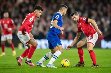 Chelsea 'li Csar Azpilicueta 1 Ocak 2022' de Nottingham Forest 'a karşı Chelsea City Ground, Nottingham, İngiltere' de oynanan Premier League maçında defanstan çıkmak için bir yol arıyor.