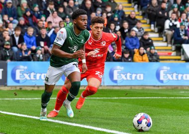 Plymouth Argyle Bali Mumba (17), 1 Ocak 202 tarihinde İngiltere 'nin Plymouth kentinde oynanan Sky Bet 1 karşılaşmasında Milton Keynes Dons defans oyuncusu Henry Lawrence (22) ile top mücadelesi verdi.