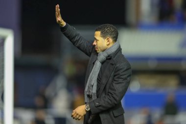 Hull City 'nin menajeri Liam Rosenior, 30 Aralık 202' de İngiltere 'nin Birmingham City ile Hull City arasındaki Sky Bet Şampiyonası maçından sonra gezgin taraftarları alkışlıyor.