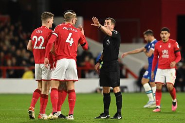 Hakem Peter Bankes faul yaptı ve Nottingham Forest oyuncuları 1 Ocak 2022 'de İngiltere' nin Nottingham kentinde oynanan Premier League maçında Nottingham Forest Chelsea 'ye karşı oynadılar.