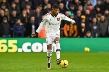 Manchester United takımından Marcus Rashford 31 Aralık 202 'de Molineux, Wolverhampton' da oynanan Premier League maçında topu kontrol ediyor.