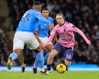 Everton 'dan Tom Davies # 26 Premier League maçında Manchester City - Everton maçında Manchester City - Manchester Stadyumu, 31 Aralık 202 tarihinde Manuel Akanji # 25 ile karşılaşır.