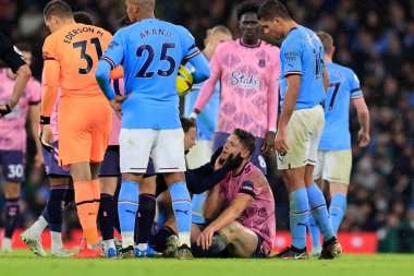 Everton 'dan James Tarkowski Premier League maçında tedavi görüyor Manchester City Everton' a karşı Etihad Stadyumu, Manchester, Birleşik Krallık, 31 Aralık 202