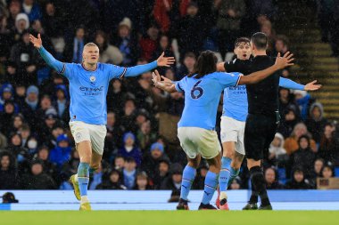 Manchester City 'den Erling Haaland # 9 ve John Stones # 5 Premier League maçında hakem Andrew Madley ile tartıştı Manchester City Everton' a karşı Etihad Stadyumu, Manchester, Birleşik Krallık, 31 Aralık 202
