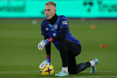 Brentford 'dan Matthew Cox # 34 Premier League karşılaşması öncesinde Londra Stadyumu, Londra, İngiltere' de oynanan West Ham United - Brentford maçında ısınma turu sırasında