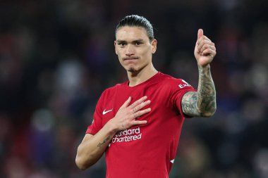 Liverpool 'dan Darwin Nez # 27, 30 Aralık 2022' de Anfield, Liverpool, İngiltere 'de oynanan Premier League maçının sonunda rozetine dokunuyor ve taraftarlara başparmak kaldırıyor.