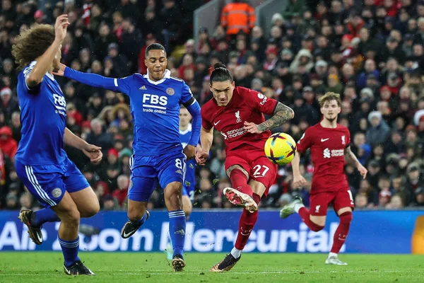 Liverpool 'dan Darwin Nez # 27 Premier League maçında 30 Aralık 2022' de Liverpool, Liverpool 'da Leicester City' ye karşı oynadığı maçta gol atıyor.