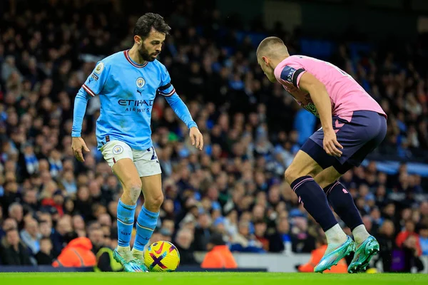 Manchester City 'den Bernardo Silva # 20 Premier League maçında Everton' dan Vitaly Mykolenko # 19 ile karşılaşır Manchester City - Everton Etihad Stadyumu, Manchester, Birleşik Krallık, 31 Aralık 202