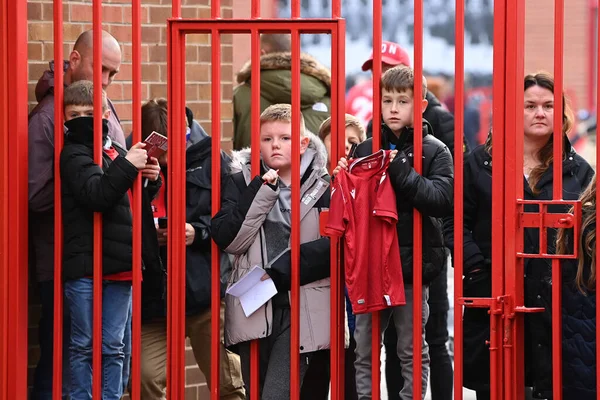 stock image Young Nottingham Forest fans look through the gates to see their favourite players arrive before the Premier League match Nottingham Forest vs Chelsea at City Ground, Nottingham, United Kingdom, 1st January 2022