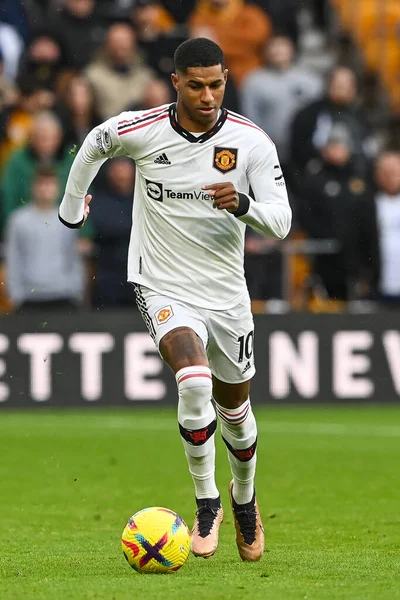 Manchester United 'dan Marcus Rashford Premier Lig maçında Manchester United' a karşı Molineux, Wolverhampton, Birleşik Krallık 'ta 31 Aralık 202' de Wolverhampton maçında topa vuruyor.