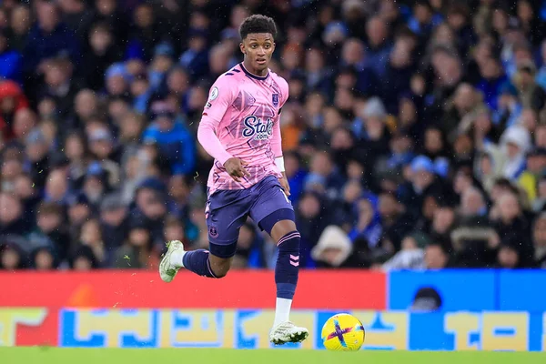 Everton 'dan Demarai Gray, 31 Aralık 202' de Etihad Stadyumu 'nda Premier League maçında topla koşuyor.