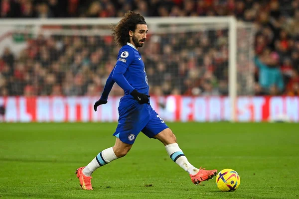 Chelsea 'den Marc Cucurella # 32 Premier League maçında Nottingham Forest Chelsea' ye karşı 1 Ocak 202 'de City Ground, Nottingham' da pas attı.