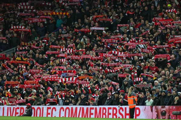 Liverpool taraftarları 30 Aralık 202 'de İngiltere' nin Liverpool kentinde oynanan Liverpool-Leicester maçı öncesinde şarkı söylüyorlar.