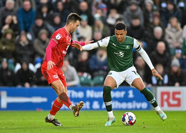 Plymouth Argyle forvet Morgan Whittaker (19), 1 Ocak 202 'de Home Park, Plymouth, İngiltere' de oynanan Sky Bet Lig 1 karşılaşmasında topu koruyor.