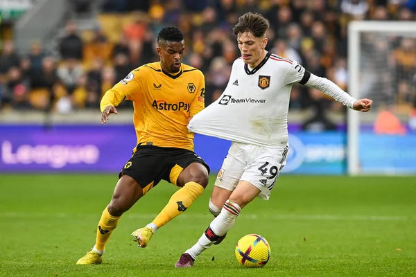 Manchester United 'dan 49 numaralı Alejandro Garnacho, 31 Aralık 2022 tarihinde Wolverhampton Wanderers' a karşı Manchester United 'ın Molineux, Wolverhampton, Birleşik Krallık maçında 22 numaralı Wolverhampton Wanderers maçı sırasında Nlson Semedo tarafından faul yaptı.