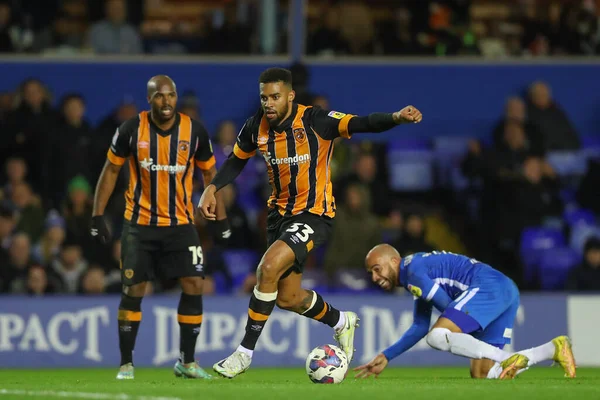 Hull City 'den Cyrus Christie, Birmingham City' de oynanan Gökyüzü İddia Şampiyonası 'nda Jordan Graham' ı yendi. Birmingham City, St Andrews, Birmingham 'da Hull City' ye karşı, 30 Aralık 202