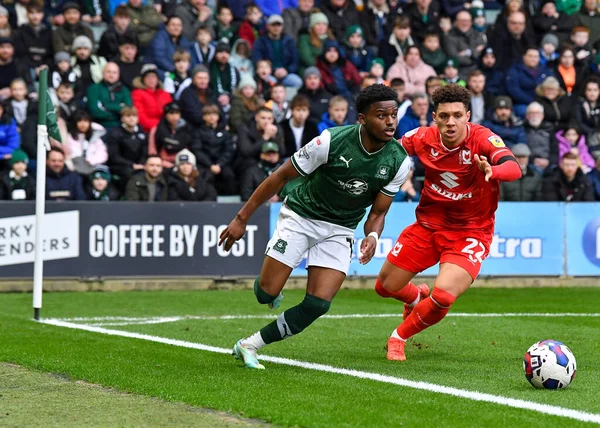 Plymouth Argyle tam geri Bali Mumba (17), 1 Ocak 202 'de Home Park, Plymouth, İngiltere' de oynanan Sky Bet Lig 1 karşılaşmasında top için MK Dons 'a karşı mücadele etti.