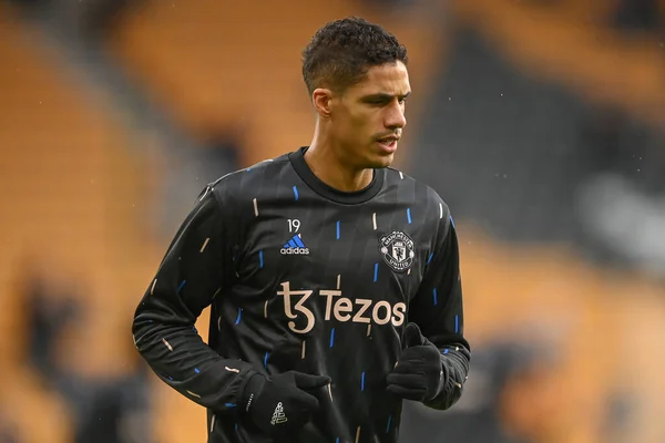 Manchester United 'dan Raphael Varane # 19 Premier League karşılaşması öncesi ısınma öncesinde Wolverhampton Wanderers, Manchester United' a karşı Molineux, Wolverhampton, Birleşik Krallık, 31 Aralık 202