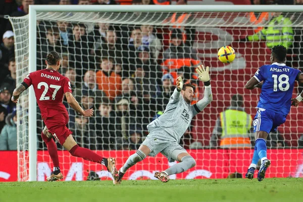 Liverpool 'dan Darwin Nez # 27 Premier League maçında 30 Aralık 2022' de Liverpool, Liverpool 'da Leicester City' ye karşı oynadığı maçta gol atıyor.