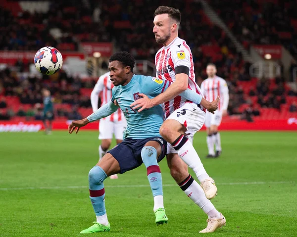 Stoke City 'den Morgan Fox # 3 Sky Bet Şampiyonası' nda Burnley 'den Nathan Tella # 23' e meydan okuyor. Stoke City - Burnley maçı, Bet365 Stadyumu, Stoke-on-Trent, Birleşik Krallık, 30 Aralık 202
