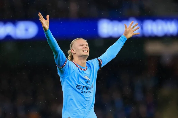 Manchester City 'den Erling Haaland 31 Aralık 202' de Etihad Stadyumu 'nda oynanan Premier League maçında serbest vuruşu kutluyor.