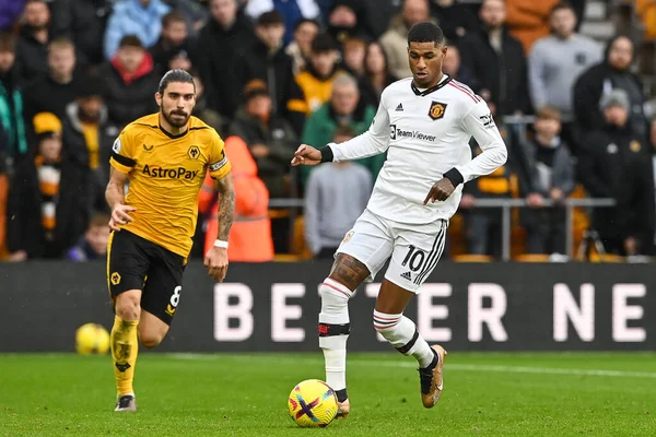 Manchester United 'dan Marcus Rashford Premier Lig maçında Manchester United' a karşı Molineux, Wolverhampton, Birleşik Krallık 'ta 31 Aralık 202' de Wolverhampton maçında topa vuruyor.