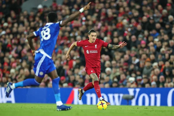 Liverpool 'dan Darwin Nez # 27 Premier Lig maçında Liverpool' a karşı Anfield, Liverpool, İngiltere 'de 30 Aralık 2022' de Leicester City maçında topa vuruyor.