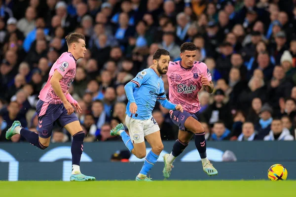 Manchester City 'den Bernardo Silva # 20 ve Everton' dan Ben Godfrey # 22 ve Everton 'dan Nathan Patterson # 3 numaralı Premier Lig karşılaşmasında Manchester City - Everton Etihad Stadyumu, Manchester, Birleşik Krallık 31 Aralık 202