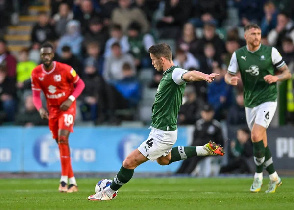 Plymouth Argyle orta saha oyuncusu Jordan Houghton (4), 1 Ocak 202 'de Home Park, Plymouth, İngiltere' de oynanan Sky Bet Lig 1 karşılaşmasında Plymouth Argyle 'a karşı MK Dons maçında pas attı.